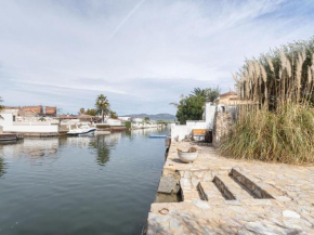 Acogedor chalet de 2 dormitorios con amarre de 12,5m, terraza y jardín en Empuriabrava - HISP-288-62